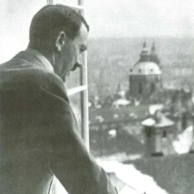 Adolf-Hitler-se-dívá-z-okna-Pražského-hradu.-Nelíbí-se-mu-například-petřínská-rozhledna-kterou-chce-zbourat.-634x907.jpg